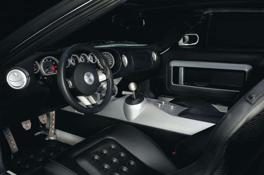 Интерьер Ford GT 2004 года  (фото 9 из 42)